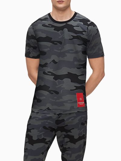 Calvin Klein Ruhák HU174660 | Calvin Klein Printed Férfi Póló Fekete / Camo